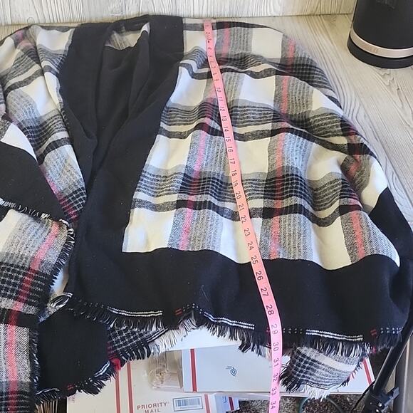 Steve Madden Pashmina Wrap Shaw Plaid Womens One Size Fits Most - Picture 7 of 8